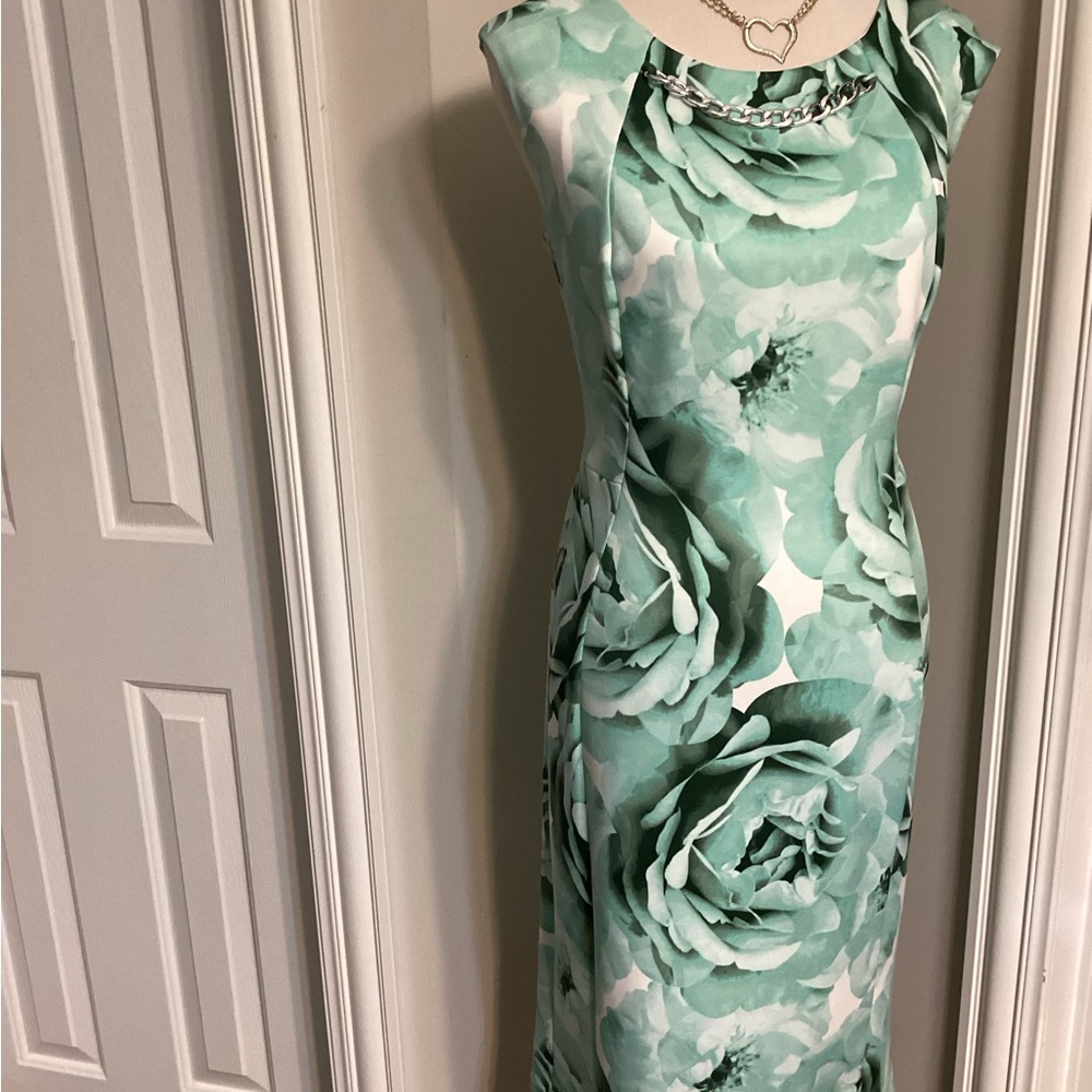 Green and White Scoop Neck Sheath Dress